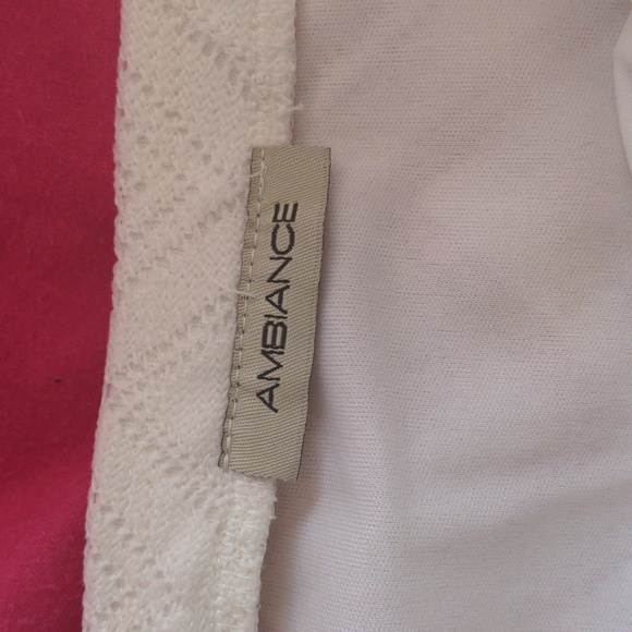 White lace skirt - Picture 2 of 3